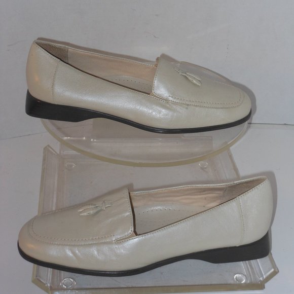 TROTTERS IVORY LOAFERS SIZE 9.5 MEDIUM - Picture 11 of 11